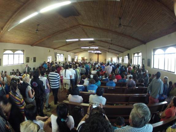 Missa movimentada em Hanga Roa, capital da Ilha da Páscoa